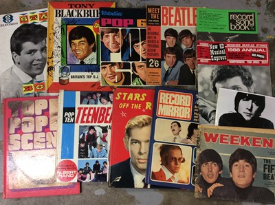 Lot 412 - Lot 1960/70s Pop annuals, magazines and badges