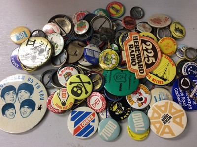 Lot 412 - Lot 1960/70s Pop annuals, magazines and badges