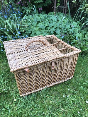 Lot 10 - Group of five wicker baskets and picnic hampers, together with a rope-work basket (6)