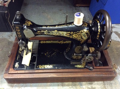 Lot 344 - Vintage Singer sewing machine in case