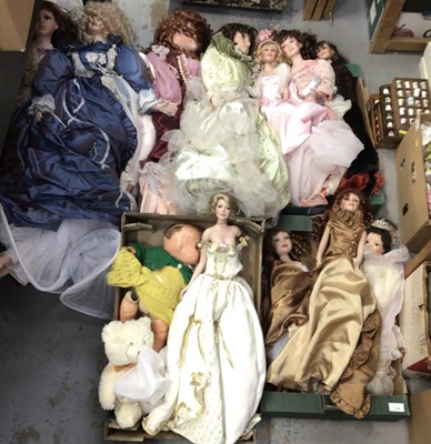 Lot 124 - Selection of mixed porcelain collectors dolls and others qty