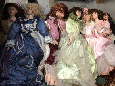 Lot 124 - Selection of mixed porcelain collectors dolls and others qty