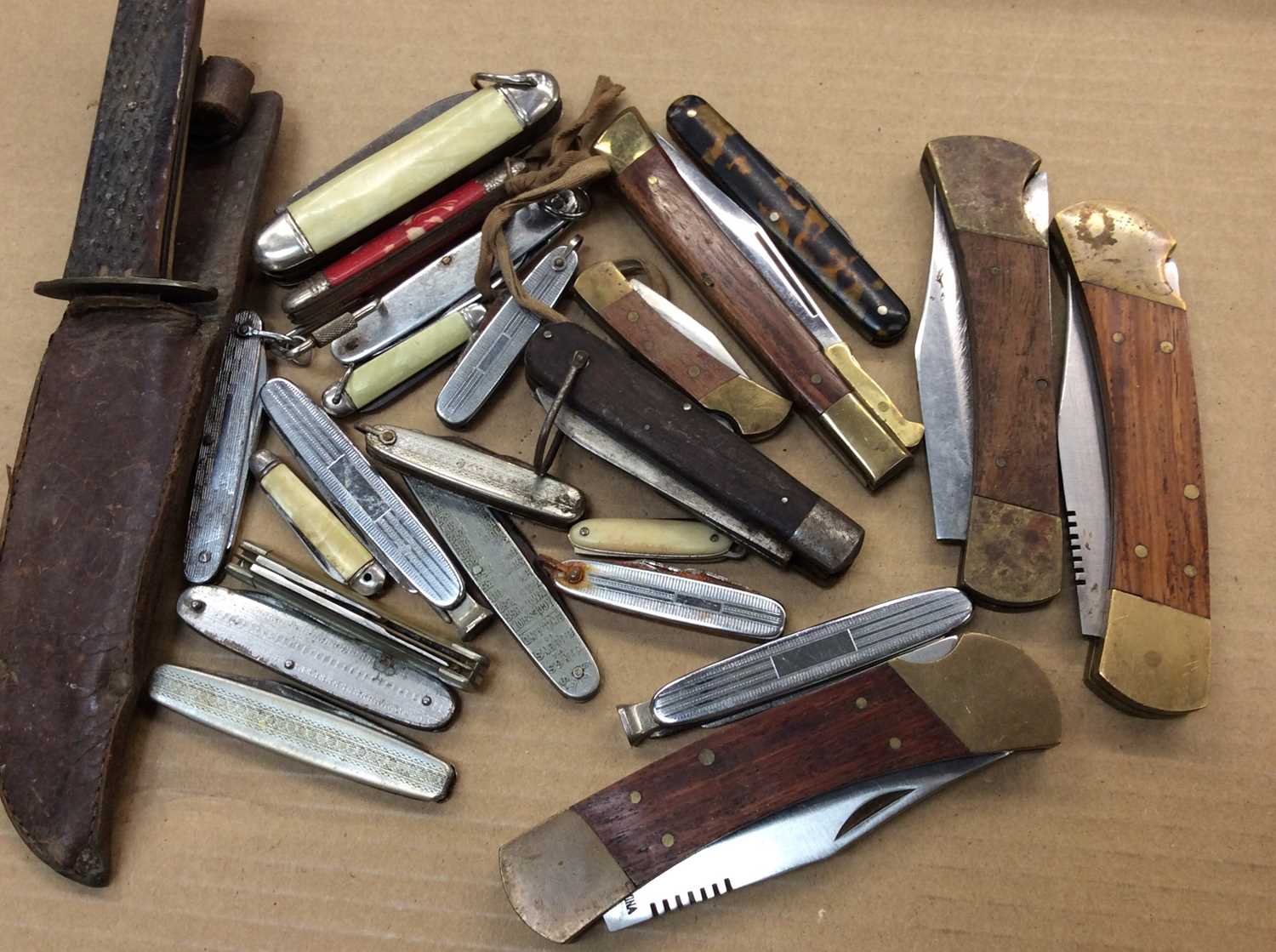 Lot 475 - Collection of various penknives