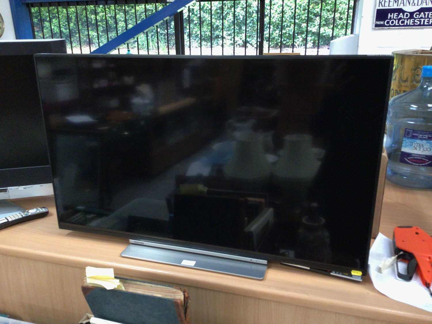 Lot 3 - Toshiba flatscreen television model number 43UL5A63DB with remote control
