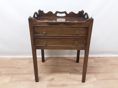 Lot 1388 - Georgian-style mahogany tray top bedside table