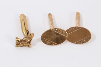 Lot 128 - Group of mainly 9ct gold jewellery including charm bracelet, pair cufflinks, ‘mum’ ring, enamelled brooch pin and other items