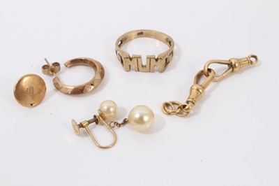 Lot 128 - Group of mainly 9ct gold jewellery including charm bracelet, pair cufflinks, ‘mum’ ring, enamelled brooch pin and other items