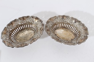 Lot 435 - Selection of miscellaneous silver. Six items.