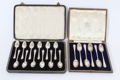 Lot 324 - Set of twelve 1920s silver coffee spoons in a fitted case (Birmingham 1923)