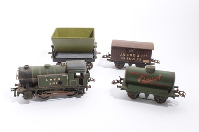 Lot 1603 - Railway 0 gauge clockwork loco and two wagons plus a boxed Knights head hopper wagon