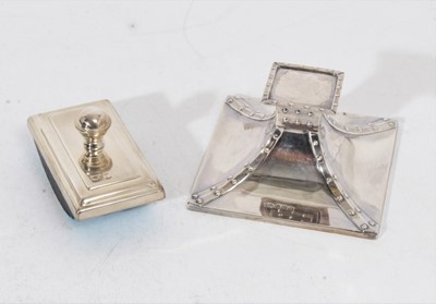 Lot 450 - Edwardian silver inkwell and contemporary silver blotter