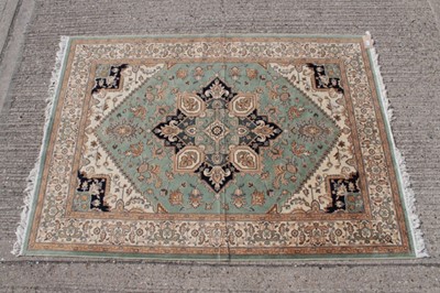 Lot 1554 - Modern machine made carpet