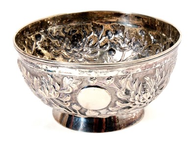 Lot 423 - !9th century Chinese Export silver bowl with reeded rim, embossed Chrysanthemum floral decoration