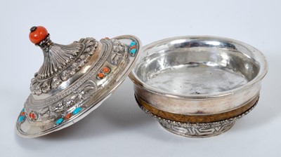 Lot 432 - Late 19th/early 20th century Tibetan covered burlwood tea bowl, with flared rim and silver lining