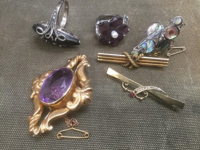 Lot 707 - Group of jewellery to include two gold bar brooches, silver rings, various costume jewellery