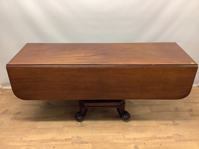 Lot 1019 - Good quality Regency style mahogany drop leaf dining table