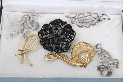 Lot 26 - Box of costume jewellery and bijouterie