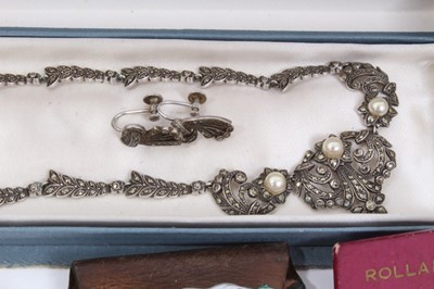 Lot 26 - Box of costume jewellery and bijouterie