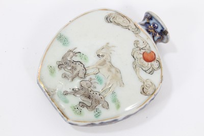 Lot 115 - Small collection of 19th century Chinese porcelain, including two famille rose tankards, a jar and cover, a famille verte pot and cover, and a snuff bottle (5)