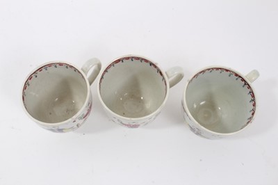Lot 123 - Small collection of 18th and 19th century English ceramics, including a Worcester cup, three chinoiserie pearlware cups, a pair of Staffordshire figures, three saucers and a tea bowl (10)