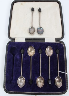 Lot 39 - Seven silver bean end coffee spoons, in fitted case