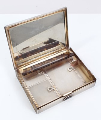 Lot 63 - Good quality 1930s Mappin & Webb silver compact