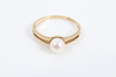 Lot 61 - Edwardian style five cultured pearl ring in carved gold claw setting and 9ct gold single cultured pearl ring
