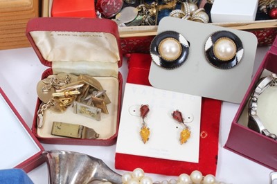 Lot 85 - Quantity of vintage and modern costume jewellery and bijouterie