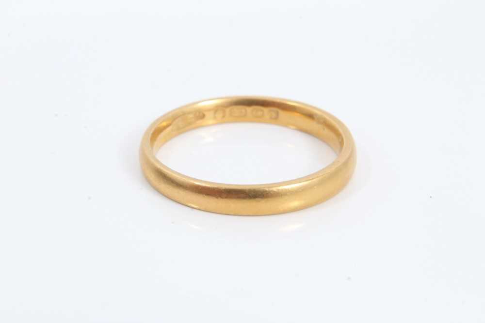Lot 99 - 22ct gold wedding ring