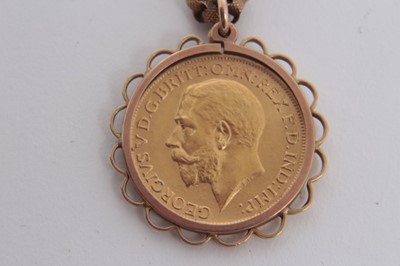 Lot 399 - G.B. Gold Sovereign George V 1914 EF set in yellow metal ring mount with attached chain