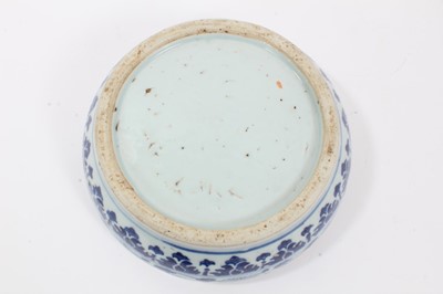 Lot 188 - 18th century Chinese blue and white porcelain dish, painted with foliate patterns, 20cm diameter