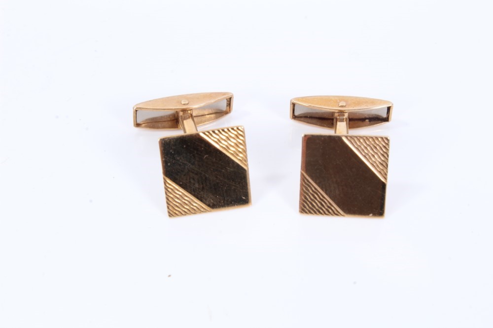 Lot 132 Pair of 9ct gold cufflinks