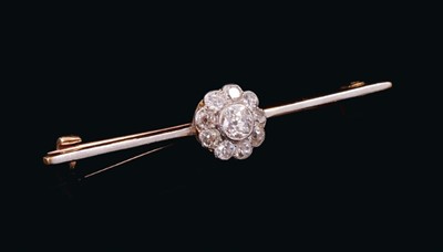 Lot 538 - Edwardian diamond cluster bar brooch with a flower head cluster of old cut diamonds in platinum millegrain setting on 18ct yellow gold bar brooch fitting. Estimated total diamond weight approximate...