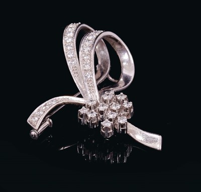 Lot 547 - Diamond floral spray brooch with brilliant cut diamonds in 18ct white gold setting. Estimated total diamond weight approximately 0.75cts. Birmingham import hallmarks 1969. Length 42mm.