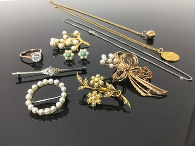 Lot 551 - Miscellaneous group of jewellery to include Victorian 15ct gold seed pearl floral spray brooch, Art Deco diamond bar brooch, two gold floral spray brooches and other items