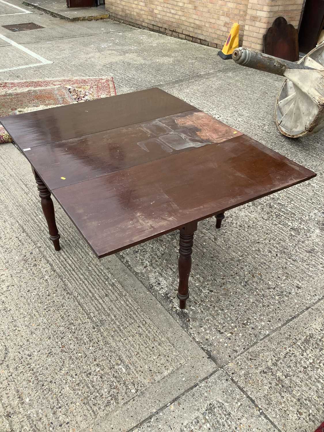 Lot 420 - Good quality George IV mahogany drop leaf dining table