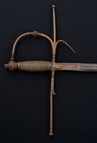 Lot 104 - 17th century Spanish rapier with copper ribbed...