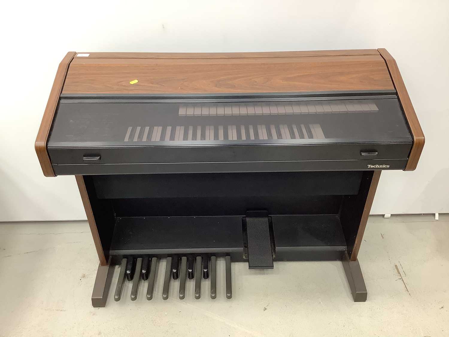 Lot 127 - Technics PCM Sound EX15 electric organ/keyboard with stool