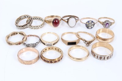 Lot 141 - Group gold and yellow metal dress rings (16)