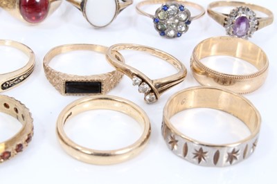 Lot 141 - Group gold and yellow metal dress rings (16)
