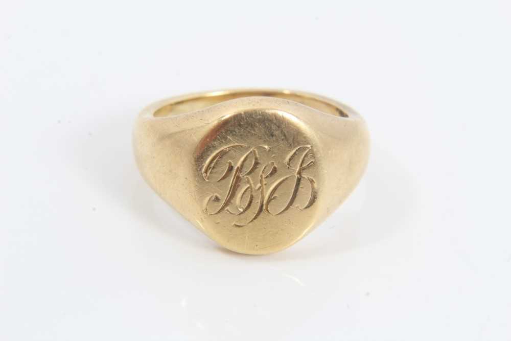 Lot 151 - 18ct gold signet ring with engraved monogram