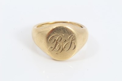 Lot 151 - 18ct gold signet ring with engraved monogram B&J