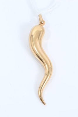 Lot 152 - 18ct gold Italian horn pendant