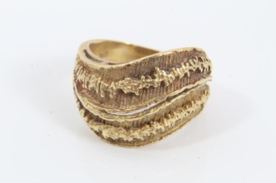 Lot 157 - 18ct gold abstract double wave ring