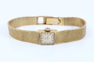 Lot 158 - Ladies vintage Universal 18ct gold cased wristwatch on 18ct gold mesh bracelet