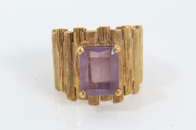 Lot 173 - Yellow metal abstract bark effect amethyst ring