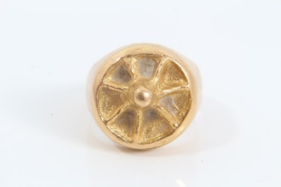 Lot 179 - Yellow metal signet ring with target style centre
