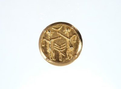 Lot 649 - Eastern gold 'coin' ring with a circular plaque depicting figures, on gold shank. Ring size L½.