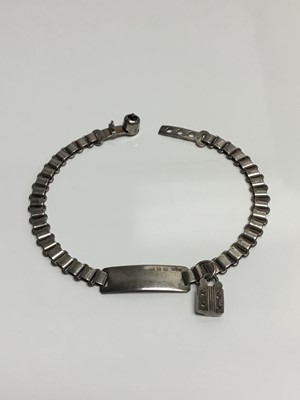 Lot 668 - Late Victorian silver dog's collar by A. Barrett & Sons of 63 & 64 Piccadilly, London, with name tag and 'padlock' pendant, the articulated silver links with lockable and adjustable clasp. Hallmark...