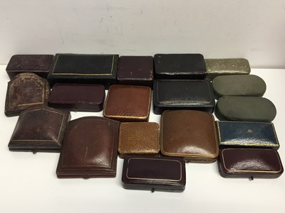 Lot 688 - Collection of 18 antique and vintage jewellery boxes for brooches